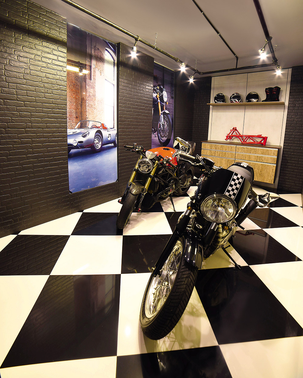 <span>Man cave - Fernando Pérez Vallejo. Um espaço só dele, uma caverna onde o homem pode apreciar um drink, estar perto de suas motocicletas e curtir com amigos. O estilo industrial expressa esta masculinidade em tijolos aparentes, nas tubulações aparentes e na sobriedade das cores. Um confortável banco de carro vira sofá e uma calota de pneu é transformada em luminária.</span>