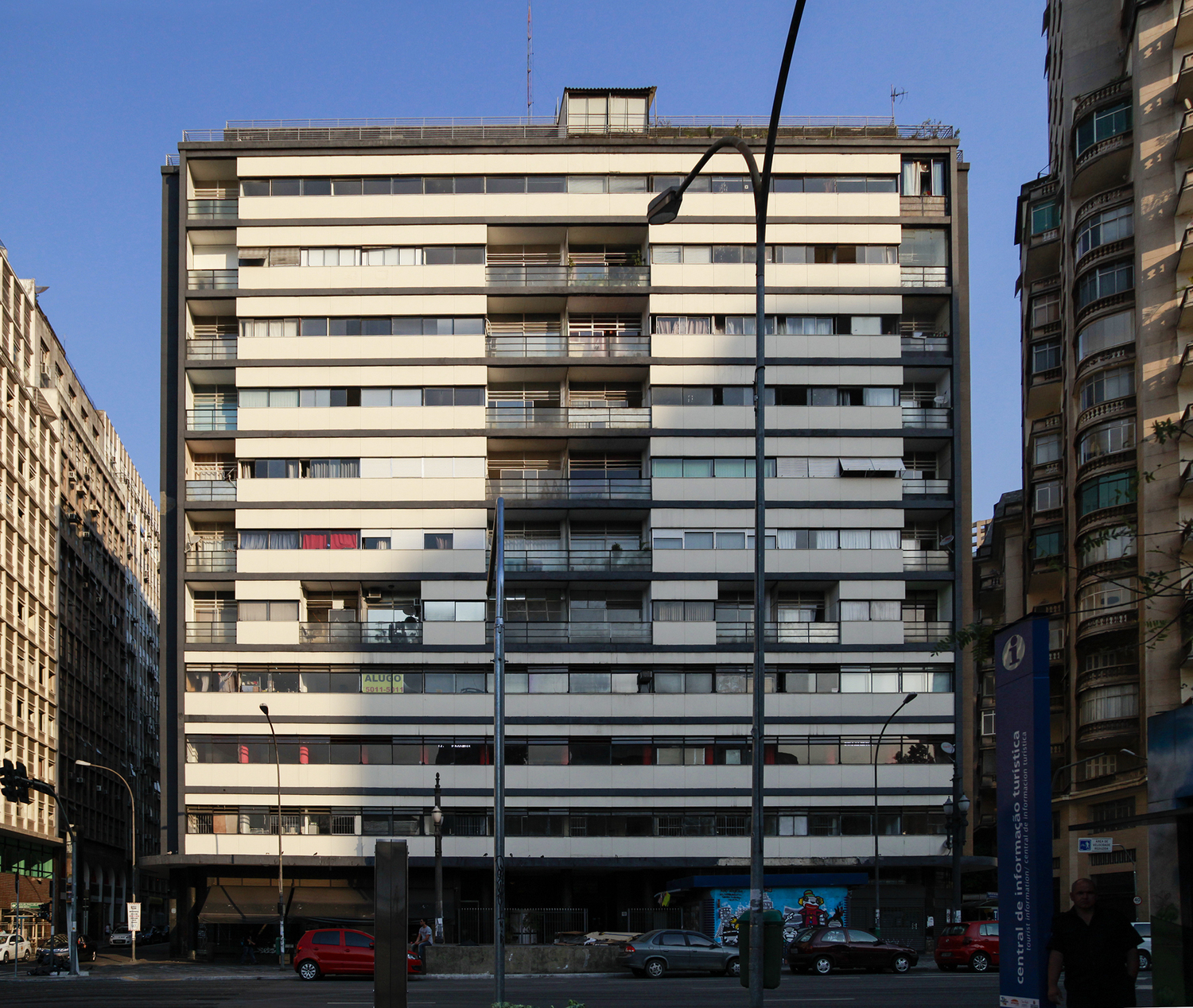 A construção leva assinatura dos arquitetos Álvaro Vital Brazil e Adhemar Marinho e foi inaugurada em 1938. Pioneira no uso misto - combinação de unidades residenciais e comerciais na mesma torre - possui 11 andares e 10 mil m² de área construída, abrigando 103 escritórios, apartamentos simples e duplex e um restaurante em seu terraço.