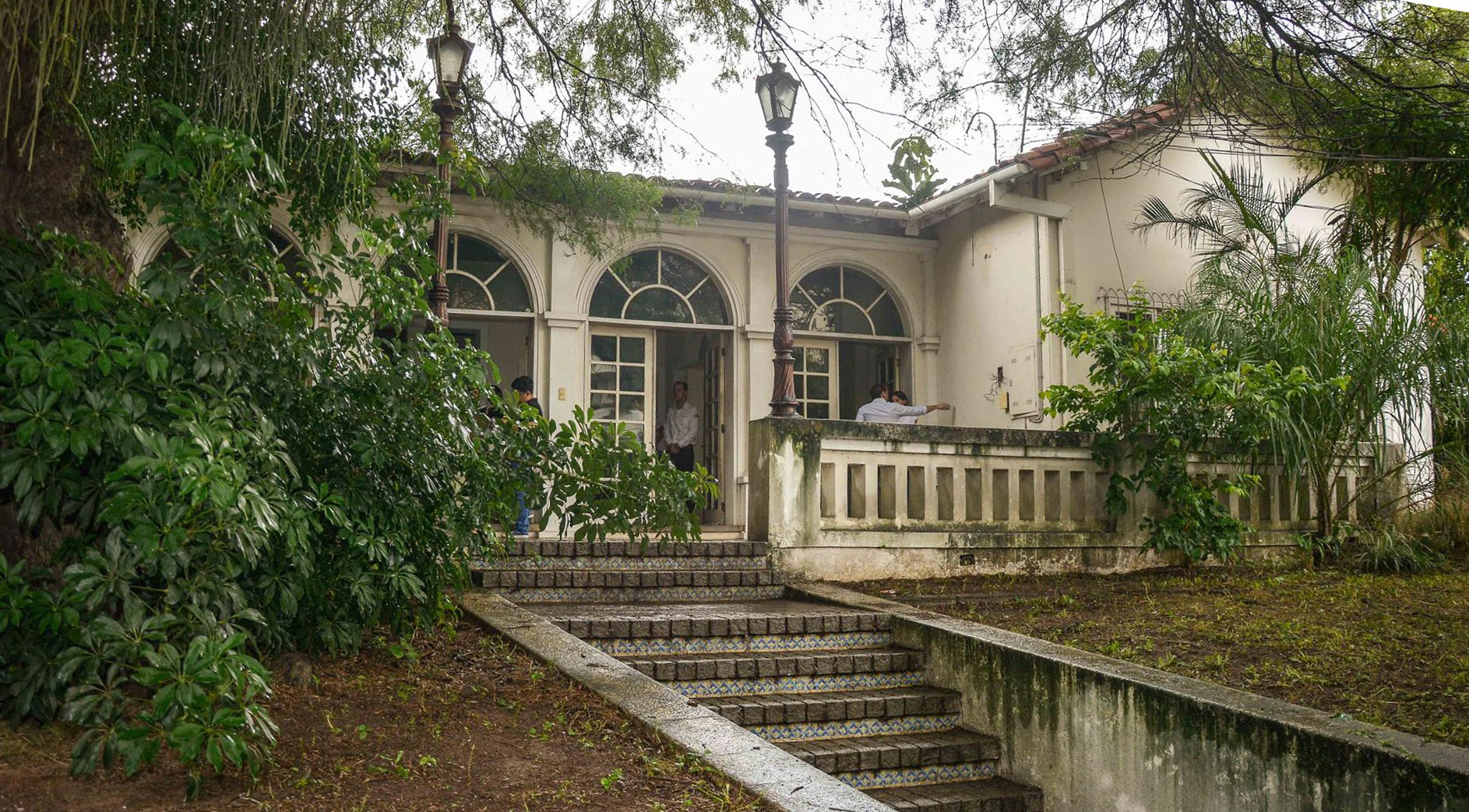 CASACOR Bolívia 2018. Datada dos anos 1960, a Quinta McKenney foi escolhida para sediar a 6ª edição da CASACOR Bolívia. A casa, localizada na Avenida Las Américas, possui 3 mil m² de área dos quais 700 m são de construção. O imóvel foi construído em meados da década de 60 e desde então passou por mudanças e revitalizações. Dentre os destaques originais, estão a piscina de quase 50 m, uma pérgola e, aproximadamente, 10 jardins com espécies como achachairu, abacate, tamarindo, manga, coco e outras. A arquitetura da “Quinta” é bem característica ao seu período pós-moderno, trazendo o mix de linhas retas e curvas e o apelo visual, apesar também de incluir elementos clássicos, como as colunas e as grandes metragens das portas e janelas de vidro.