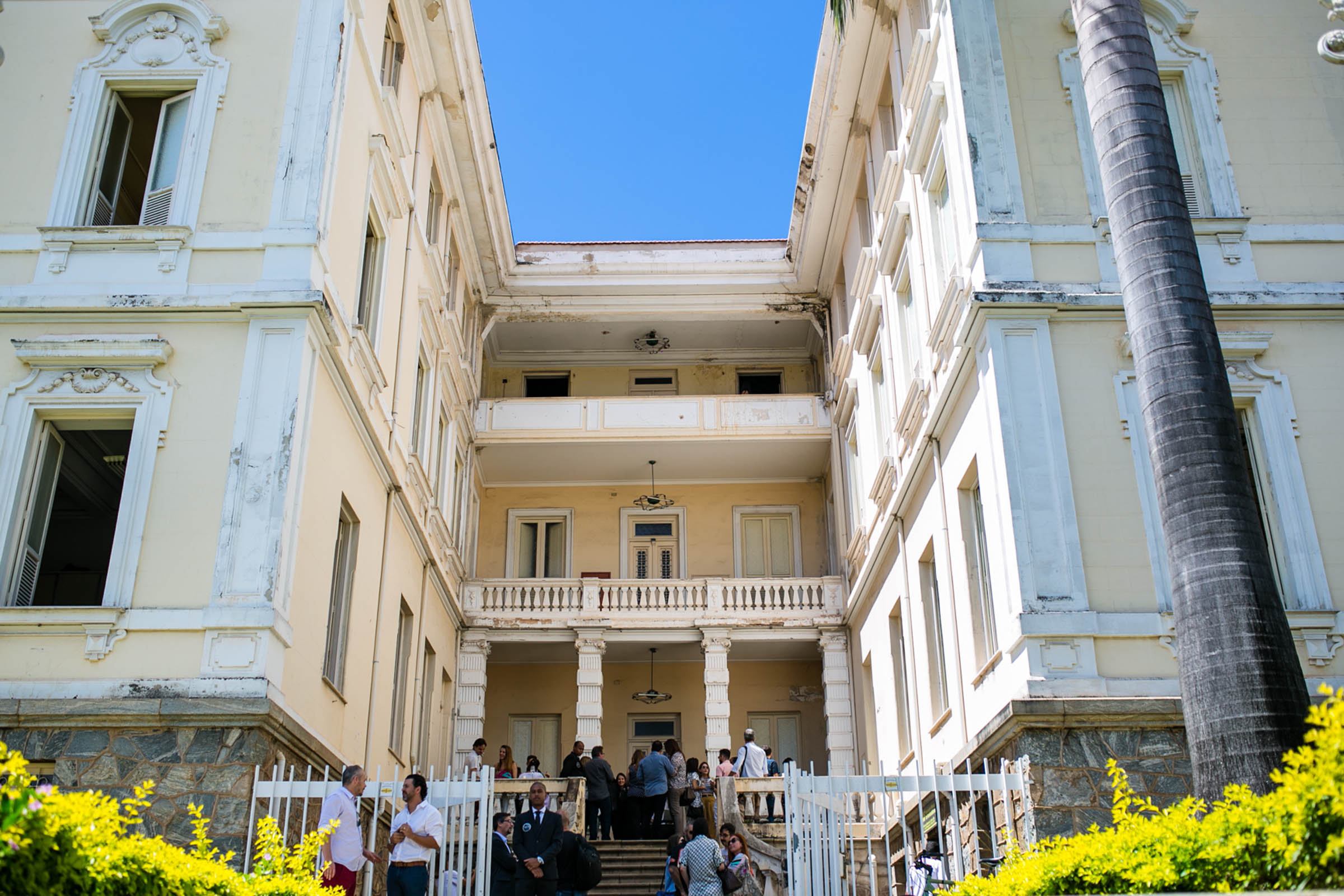 CASACOR Minas Gerais 2017. Nesse ano a mostra ocupou um prédio que faz parte da história do surgimento da capital mineira. Integrante do Conjunto Arquitetônico da Praça da Estação, região marcada pela forte efervescência urbana, cultural, política e gastronômica, a construção funcionou como sede da extinta Rede Ferroviária Federal S/A – RFFSA. Foram usados cerca de 4.000 m² de área, distribuídos, em aproximadamente, 40 ambientes.