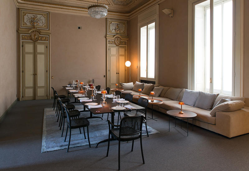 <strong>Elle Decor Concept Restaurant</strong> - Para quem procurava um lugar especial para almoçar durante a Milan Design Week, deparava-se com um espaço encantador no Palazzo Bovara. Um projeto da Elle Decor Italia, o restaurante era um local provisório, no palácio do século XVIII, que levava assinatura de GamFratesi e o cardápio elaborado pelo Café Scala. O restaurante temporário foi concebido para quem visitar se sentir em casa com amigos, onde você pode escolher sentar em bancos altos na ilha de cozinha, interagir com os outros convidados em torno da grande mesa central, ou dedicar um momento de descanso no longo sofá com mesas individuais. "Esta é uma jornada no mundo analógico e digital, acontecendo dentro de um lugar onde o passado, presente e futuro colidem. Além de propor uma reflexão sobre a dinâmica de varejo em constante evolução na era do e-commerce e do design de interiores hibridizado com tecnologias digitais ", explica a diretora da Elle Decor Italia, Livia Peraldo Matton.