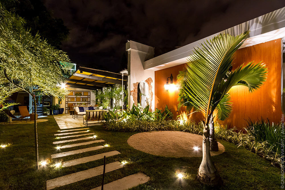 EL PATIO - CAROLINA STEIGLEDER E OLIVIA MORENO. A decoração é limpa e o paisagismo apenas retoca o que a natureza produziu, com várias palmeiras. O espaço de leitura fica ao ar livre (embaixo de uma árvore, à esquerda) e tem a privacidade garantida.