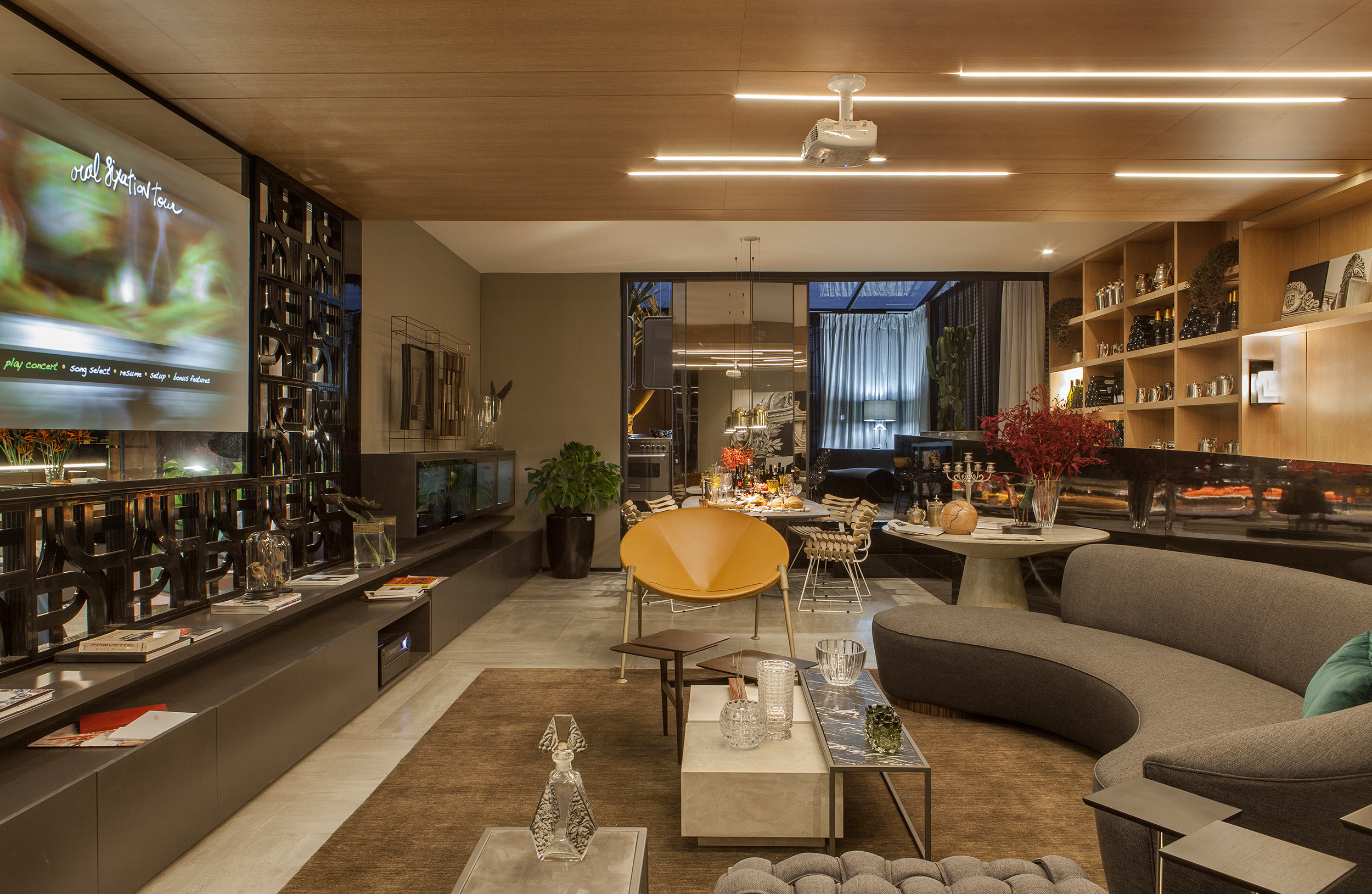 Loft Inspiração Vitória - Sergio Paulo Rabello. O estilo contemporâneo e sofisticado permeia o loft que foi inspirado em um executivo moderno que aprecia arte e design. A atmosfera masculina é marcante nos tons predominantes de preto, cinza, vinho e madeira. Destaque para a bela vista da baía de Vitória.