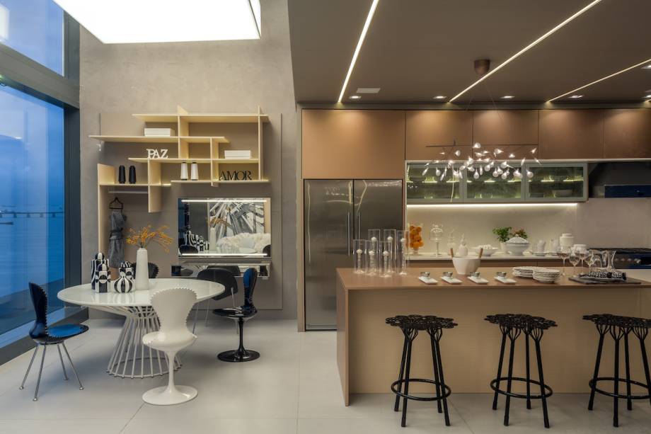 CASACOR Rio de Janeiro 2017. Cozinha Gourmet da Estilista – Cristina Côrtes. Esse espaço foi projetado para ser não só uma cozinha, mas também um espaço corporativo. Com 64 m², ela foi criada para a profissional de moda que deseja receber seus clientes em casa. Todo o ambiente foi revestido em painéis com acabamentos em laca metalizada e amadeirado, assinados pela estilista Glória Coelho. (André Nazareth/)