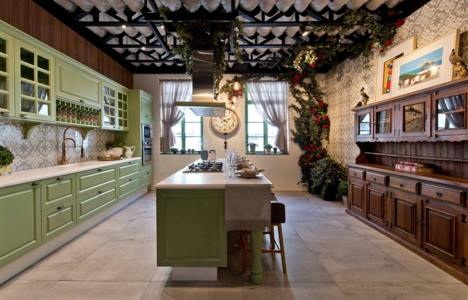 CASACOR Santa Catarina 2017. Cozinha Greenery - Diego Viali e Mirian Rodrigues. A cor do ano é celebrada no ambiente de 32 m², sem cair no óbvio. Ela remete à sustentabilidade, representada no jardim vertical, e rende um toque de frescor à marcenaria, com armários que incluem sistema de amortecimento. Bancadas em Corian reafirmam a praticidade. (Lio Simas/)