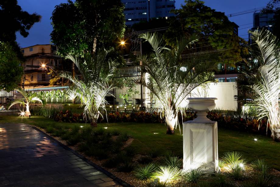 CASACOR Pernambuco 2017 - Jardim do Casarão - Lizandra Mendonça Ribeiro, Nathalie Mendonça Ribeiro e Renata Sampaio Romaguera. Um espaço para se contemplar. Ainda que esse ambiente tenha feito parte da edição do ano passado da CASACOR Pernambuco, o jardim não deixou de inovar: uma variedade de vegetação, beocarnes e iluminação direcionada fazem desse espaço um verdadeiro refúgio.