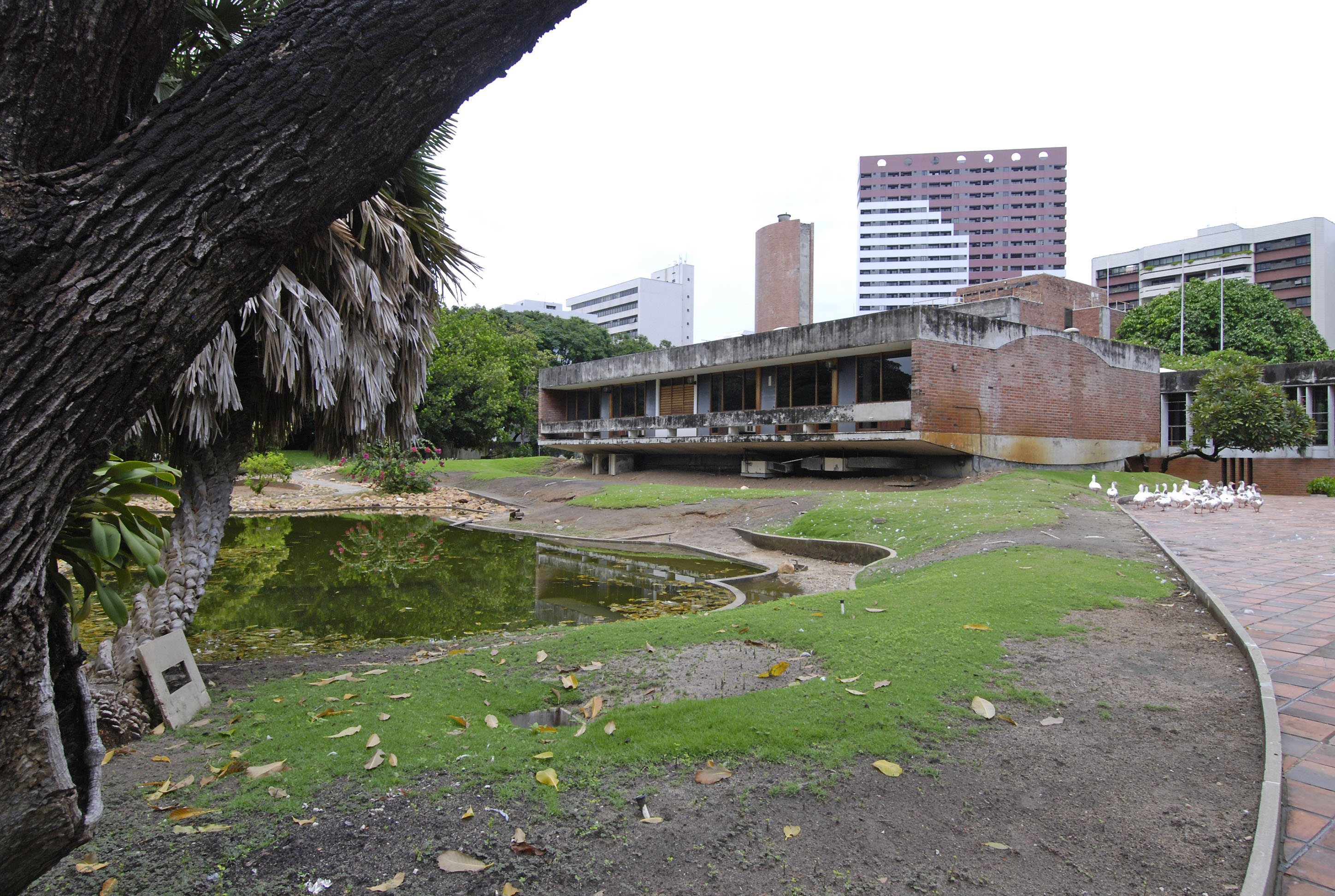 CASACOR Ceará 2018 e 2019. Por dois anos mostra ocorreu na Rua Visconde de Mauá, 1000, no bairro Aldeota. O terreno, de 10 mil m² de área, abriga uma residência e um prédio comercial, ambos projetados, em 1969, pelo arquiteto Acácio Gil Borsoi. Além das construções, o espaço possui um jardim de desenho original assinado pelo renomado Roberto Burle Marx.