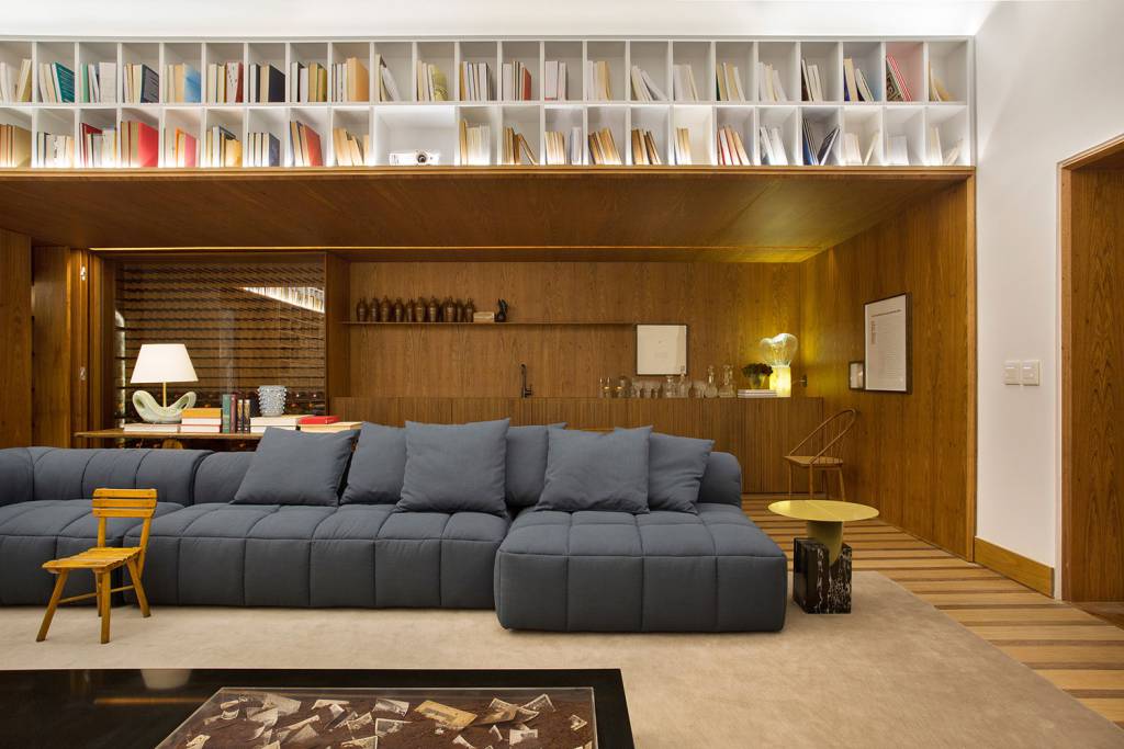 CASACOR São Paulo. Home Family - BC Arquitetos. A marcenaria permitiu integrar diversas funções em 65 m². Bruno Carvalho e Camila Avelar desenvolveram um cinema, adega, biblioteca, bancada gourmet e vários suportes para obras de arte. Elas tratam de forma poética as relações humanas, neste ambiente pensado para receber amigos e família de forma aconchegante.