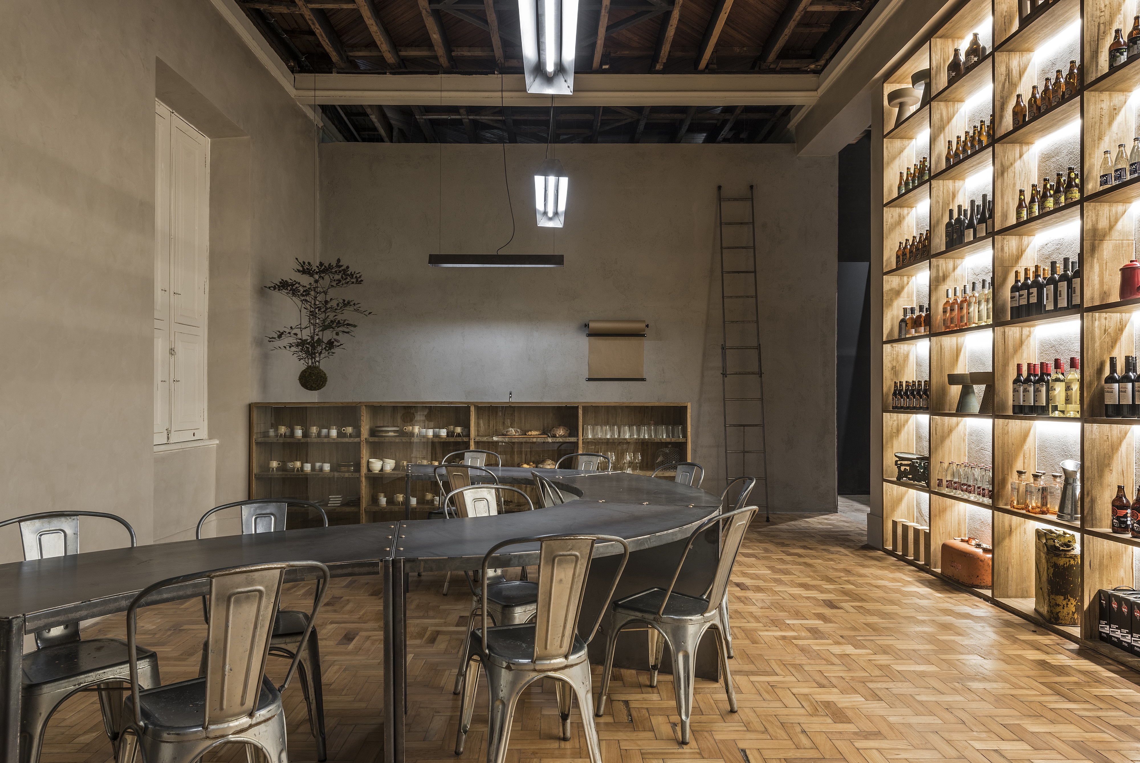 Armazém CASACOR - O estúdio Ø Arquitetos concebeu o Armazém para ser um local de apreciação da gastronomia mineira. Para criar o clima elegante, a madeira foi o material de escolha dos profissionais. Junto de iluminação direcionada e toques industriais, o ambiente sofisticado aguça os sentidos