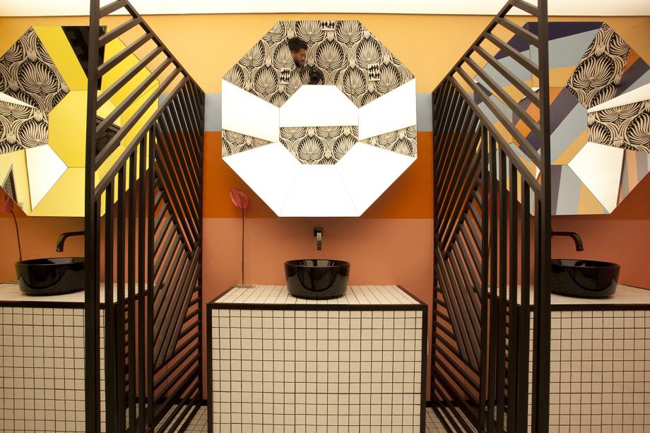 WC No Gender - Lisandro Piloni. CASACOR São Paulo 2018. O estilo Memphis e o clima de anos 1980 trazem descontração ao espaço de 30 m², intenso no geometrismo e nas cores. Das divisórias aos revestimentos, passando pelo recorte dos espelhos, tudo transmite alegria e liberdade.