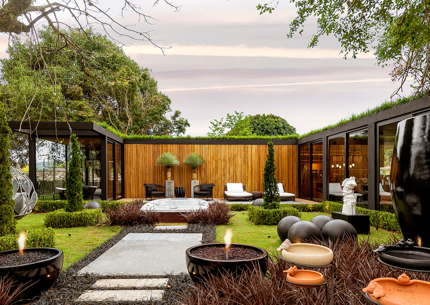 CASACOR Santa Catarina/Florianópolis 2018: <span>The Garden Loft - Rose Campos Martorano, Allan Chierighini e Fábio Silva. Com um visual cosmopolita e a cozinha gourmet aberta para o lounge, o espaço evidencia sua vocação para receber os amigos com aconchego. Sem divisórias, os ambientes externos interagem, como a área da hidromassagem, o deck e os diversos recantos criados com o paisagismo. Repare também no telhado verde.</span>