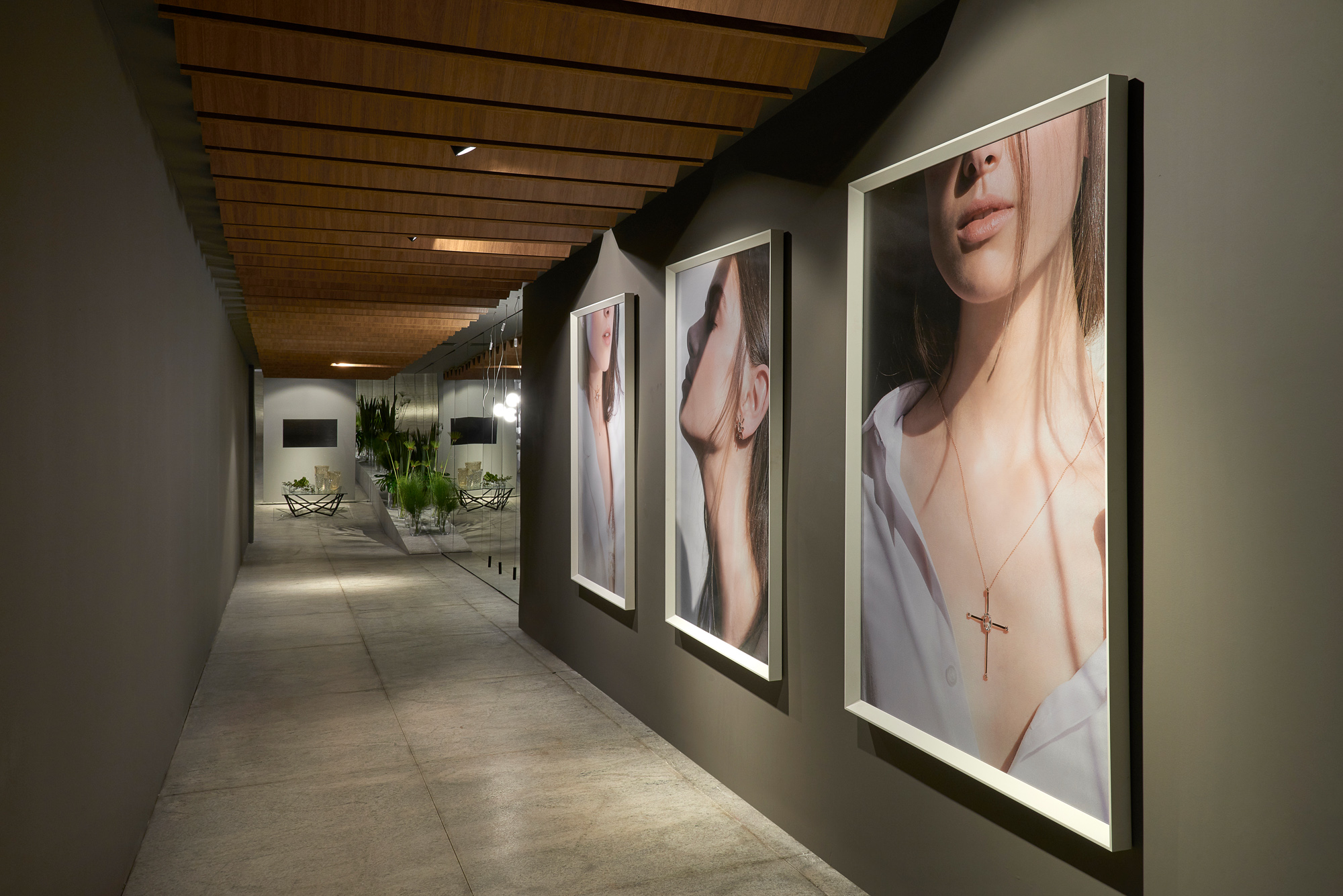 Kehper – Bruna J. Kehrnvald. A galeria de 100 m² oferece uma experiência que enaltece as joias da marca. Elas são apresentadas de diversas formas em expositores, telões e elevadas a obras de arte nas fotografias. Para garantir a acessibilidade e a sustentabilidade, a rampa foi projetada aproveitando entulhos da própria obra. No alto, ripas de madeira trazem um toque caloroso e natural ao espaço.