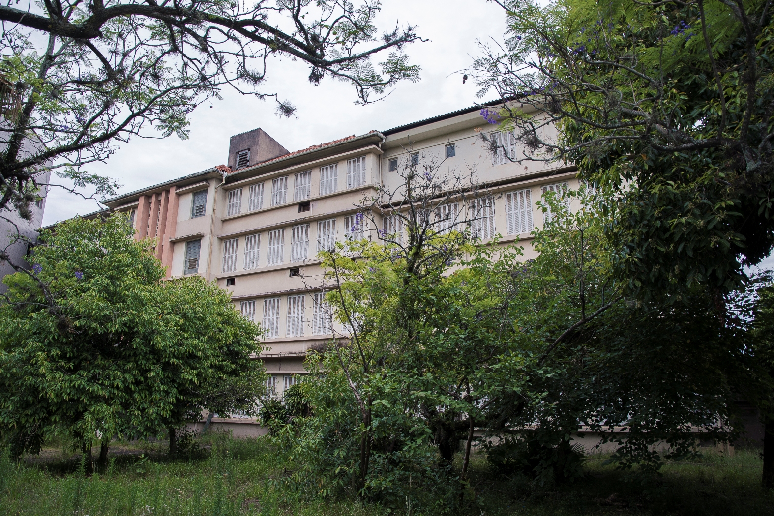 CASACOR Rio Grande do Sul 2019. A mostra ocorreu no antigo Hospital da Criança Santo Antônio, localizado no quarteirão entre as avenidas Ceará, Maranhão, Paraná e Ernesto da Fontoura. A construção esteve desde 2002 sem uso e futuramente dará lugar a um complexo multiuso, com salas comerciais e apartamentos. O prédio do antigo hospital e a capela serão preservados, restaurados e reformados, uma vez que estão listados pelo Patrimônio Histórico de Porto Alegre. <span>O projeto faz parte do plano de revitalização do Quarto Distrito, uma união entre a mostra gaúcha e a R. Correa Engenharia. A parceria pretende entregar ao bairro uma revitalização da região, dando vida e movimento no entorno com a maior mostra de Arquitetura e design de interiores da América Latina.</span>