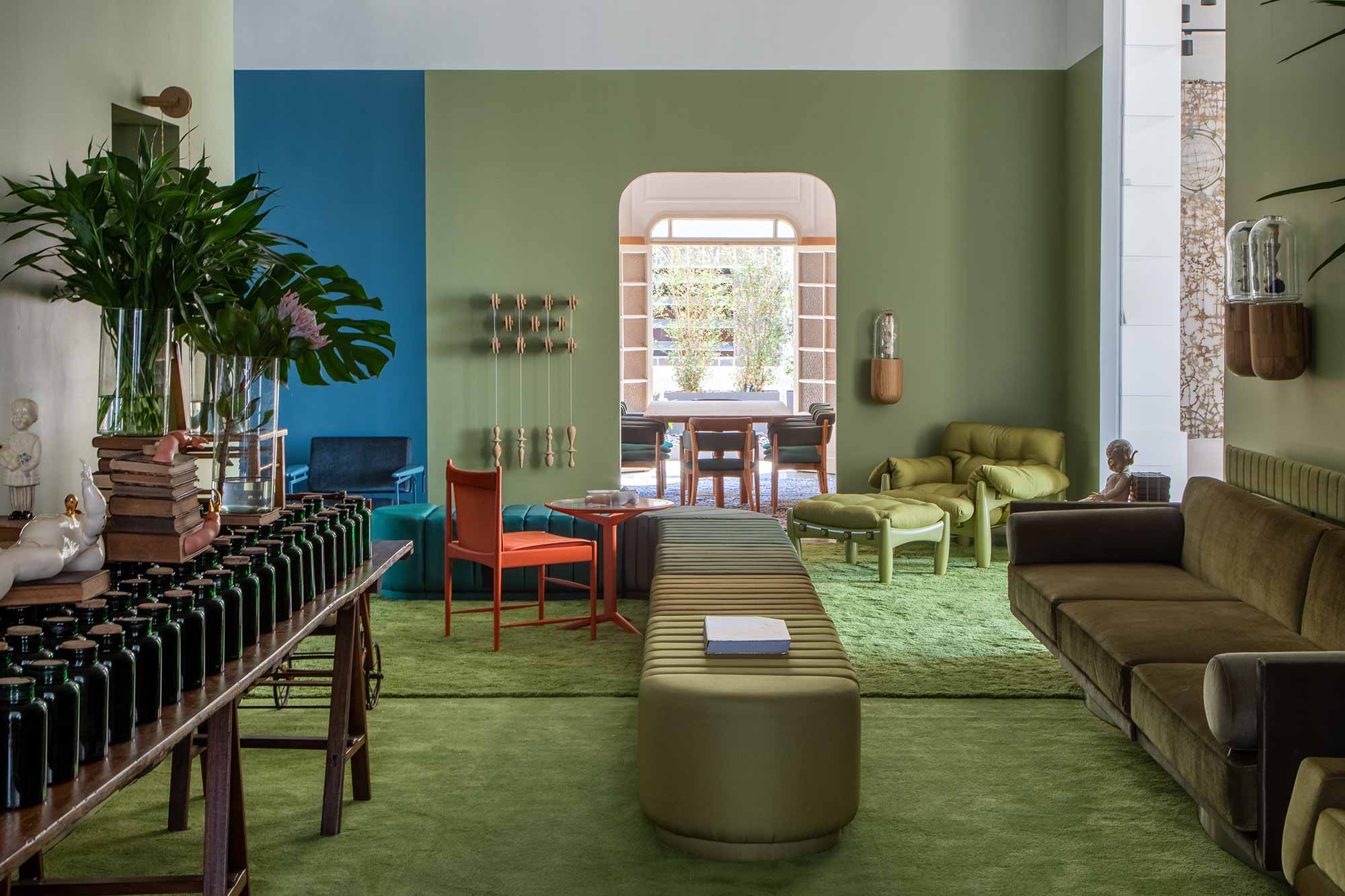 CASACOR Rio de Janeiro 2019. Clube Leo - Leo Romano. Em sua primeira participação na CASACOR Rio, o arquiteto traz sua interpretação do azul e do verde, considerados cores cariocas. Elas predominam em diversos tons, delimitando cenários com referências à infância e ao imaginário de Leo. O mobiliário contemporâneo reúne desde móveis dos irmãos Campana a peças de coleções de Romano. Sem contar a poltrona Mole, um clássico de Sérgio Rodrigues em uma cor jamais vista.