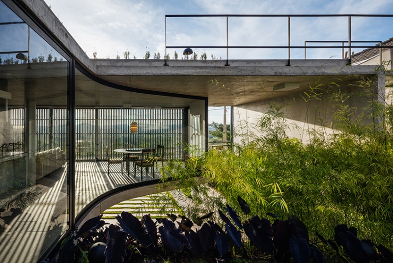 Também do Obra, a Casa LEnS se propõe a ser um espaço contemplativo e de reflexão. Para isso, foi desenhado um vidro curvo para que o pátio não tivesse segmentação e pudesse ser observado de todos os ângulos.