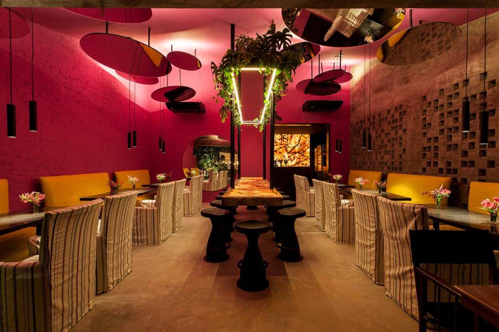 Restaurante Amado - David Bastos. Vibrante, exuberante, com diferentes cores e texturas. Assim é o restaurante. Em um espaço de 80 m², inspirado na intensidade da arquitetura mexicana, seu colorido e traço característicos remetem a nomes como Ricardo Legorreta e Luis Barragán. Minuciosos detalhes de arquitetura e decoração fazem do restaurante o lugar ideal para curtir bons momentos com estilo e bossa.