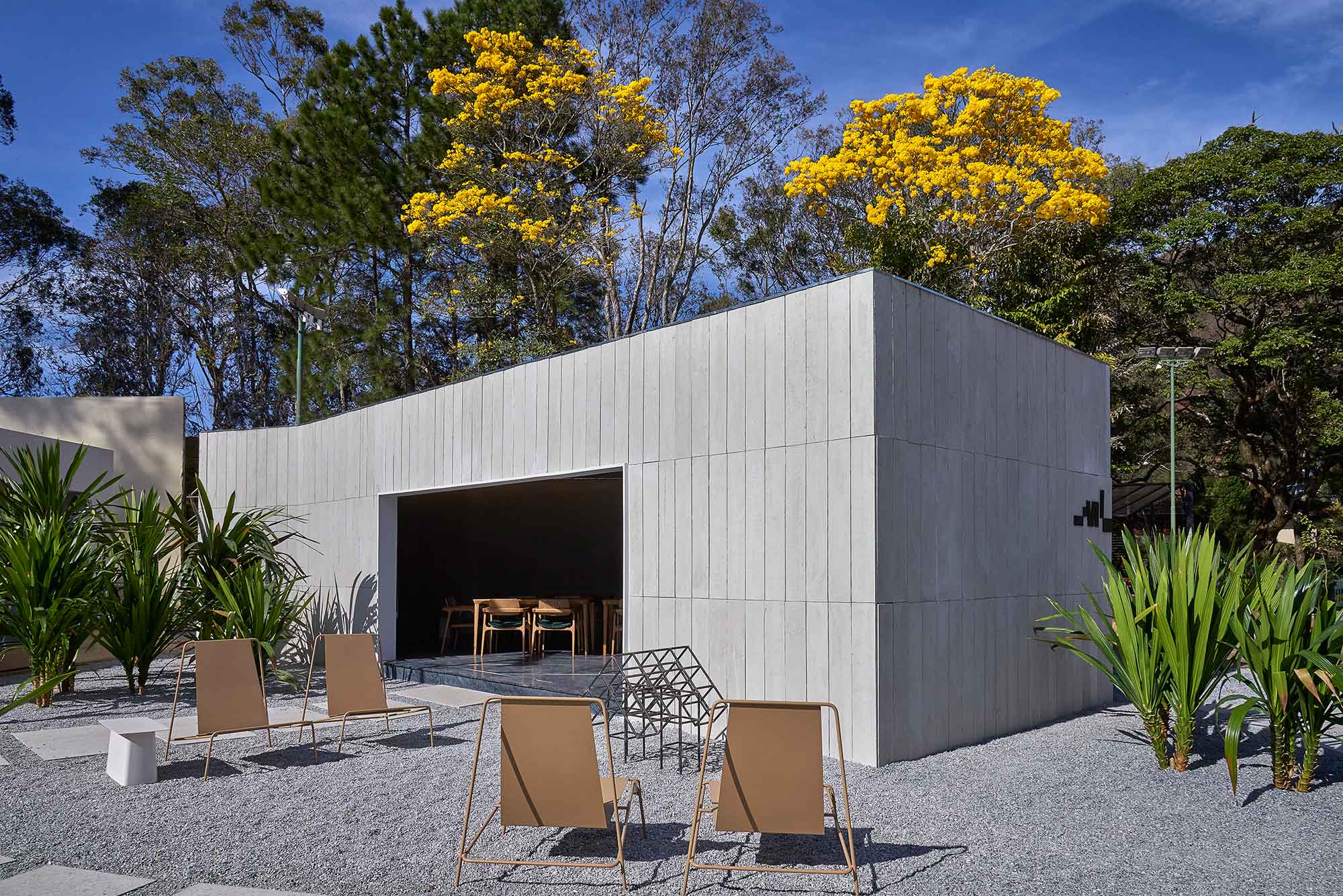 A Castelatto participará da Revestir com 9 lançamentos: a coleção de arquitetura vernacular Adobe, produzido de forma artesanal com terra crua, palhas e fibras naturais; a Moss, com design biofílico; a Grigio Billiemi inspirada no mármore italiano; a Turchesite com tons que remetem à turquesa; a Amazzonite, inspirada na pedra especial de mesmo nome; a colorida Palette; a geométrica Polygon; a Apparente Chumbo e Off White (foto), que reproduz a textura e cor do concreto aparente.