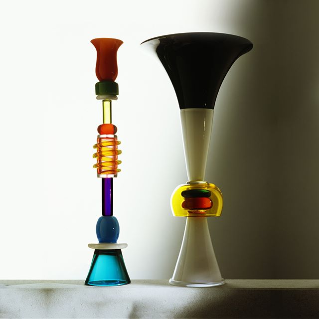 Vasos da Memphis - Memphis Group, fundado por Ettore Sottsass em 1981, lança sua ela plataforma digital com reedição do móveis pós-modernos, tecidos, cerâmica, vidro e objetos de metal.