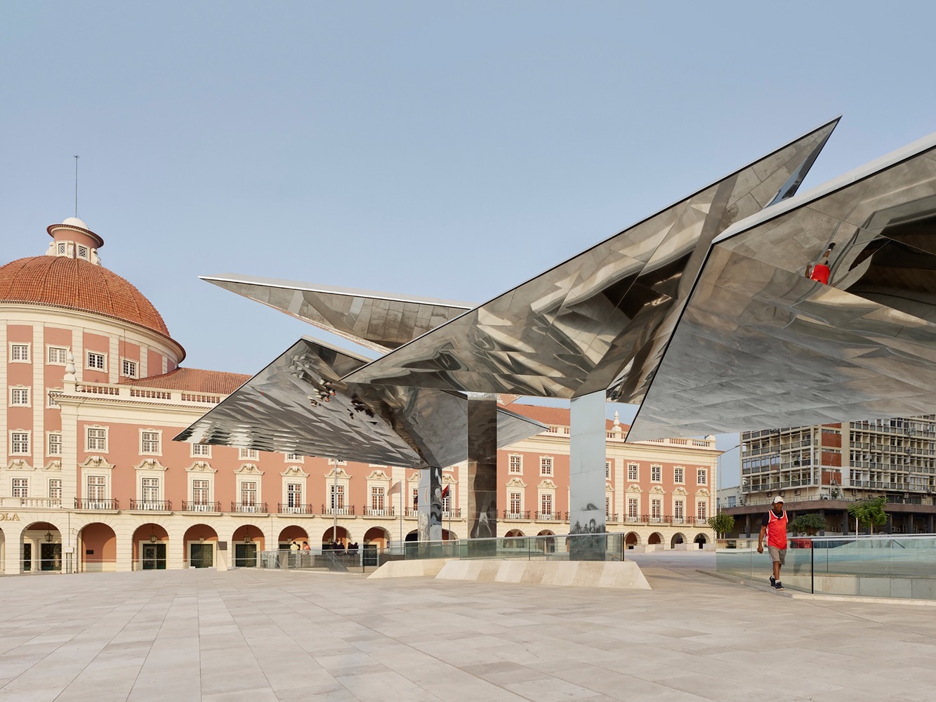 Museu da Moeda - Costa Lopes - Angola. O Museu da Moeda inaugurado em 2015 está localizado junto à Baía de Luanda, no coração da baixa da cidade, e é vizinho do carismático edifício do Banco Nacional de Angola.