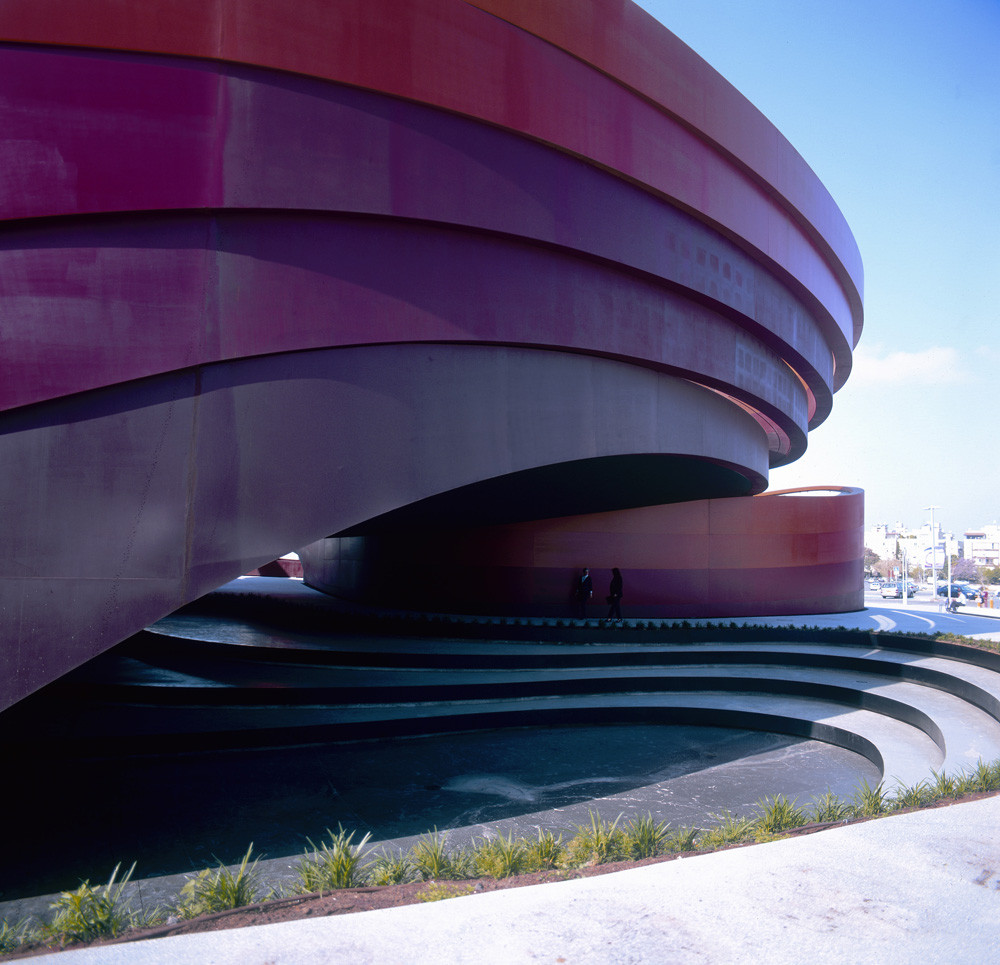 O aço presta homenagem ao programa de regeneração urbana de dezesseis anos de Holon, e as fitas suportam e fluem em torno de uma série de espaços internos de galerias em forma de caixa. O elemento de design "bandas de aço" pode ser visto dentro e fora da estrutura e é uma técnica que Arad também usou em outros projetos.