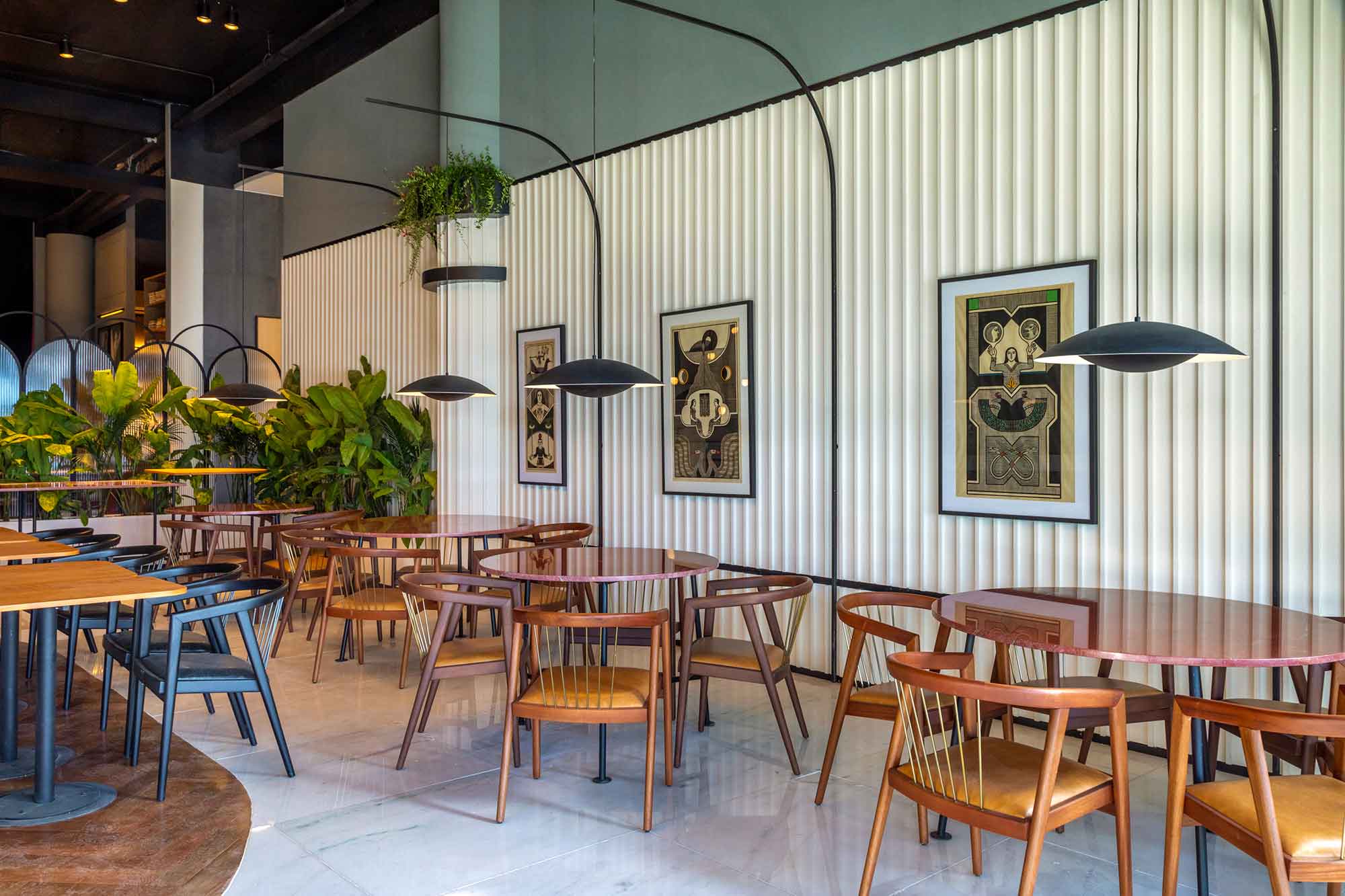 Restaurante da Baía - Isabella Lucena. CASACOR Rio de Janeiro 2019. O estilo art-déco, com suas formas circulares, foi a grande inspiração para a criação do restaurante desta edição. Ele aparece nos elementos vazados em formato de arco que fazem as vezes de divisória, nas luminárias pendentes e em algumas peças de mobiliário.