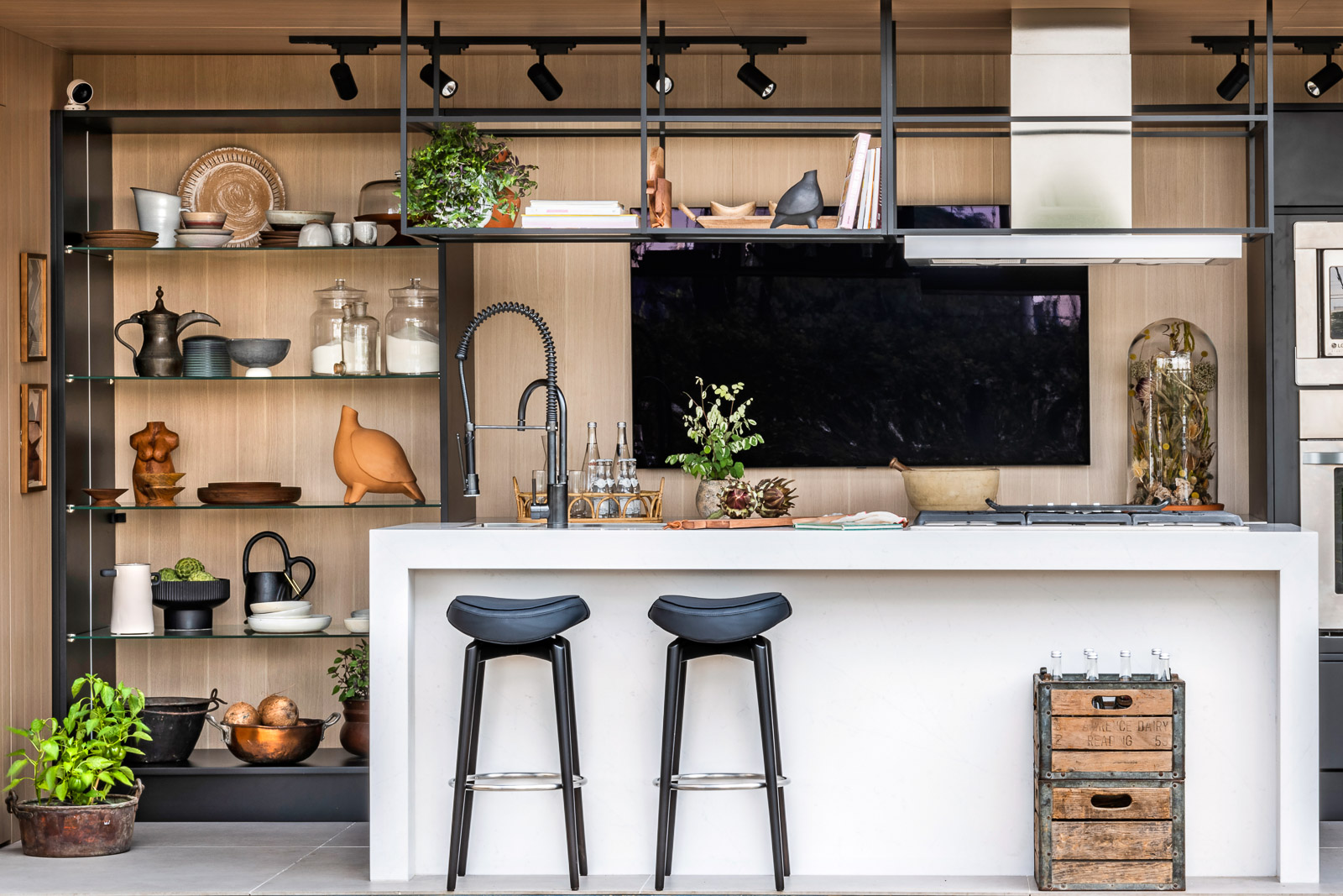 Janelas CASACOR São Paulo. Tempero da Vida - Érica Salguero. Na bancada central, os protagonistas são a Cuba de cozinha dupla Deca Wish 55, em Inox, e o Monocomando de cozinha Gourmet, em Black Matte, que oferece conforto e facilidade no uso diário, com flexível de longo alcance que direciona o fluxo da água.