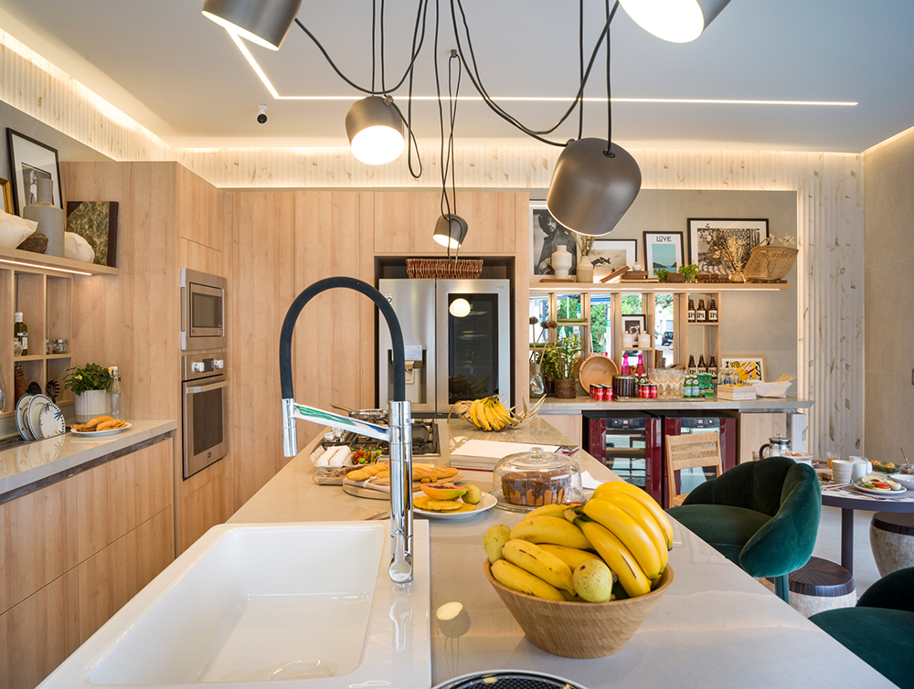 Janelas CASACOR São Paulo. Cozinha Canvas Deca - Murilo Lomas. O monocomando possui tecnologia Carbon Block, que elimina impurezas e até 75% do cloro, mantendo apenas o flúor e sais minerais necessários.