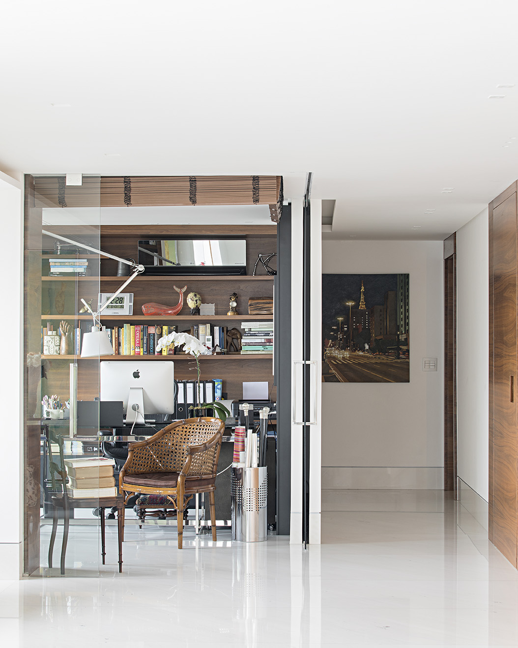 Apartamento nos Jardins - São Paulo. Além da mudança de layout, este imóvel de 350 m² ganhou personalidade nas mãos do Korman Arquitetos: um espelho no hall supreende os visitantes, assim como a cadeira do século XVII. Nos interiores, peças de design internacional se intercalam com peças de antiquário do acervo pessoal da moradora, obras de arte e o jardim vertical emoldura o jantar.