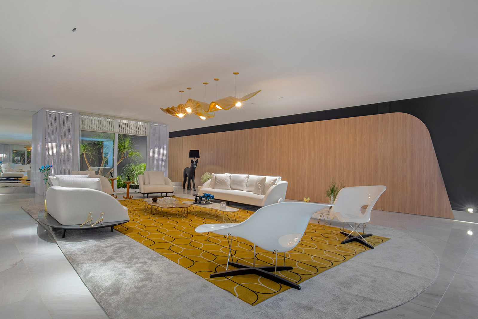 Meire Santos - Living Arte. O projeto de 116 m² é especial para a profissional: o espaço homenageia 15 clientes seus do ano de 2020, que representam todos os clientes que a designer já teve em sua carreira, reforçando o valor da união entre amigos. Cada um dos homenageados ganhou uma obra que retrata uma foto - entre telas, gravuras ou peças de arte, cada item remete às histórias que acontecem dentro de um lar e contam a história de Meire e de cada um que já passou por sua vida.