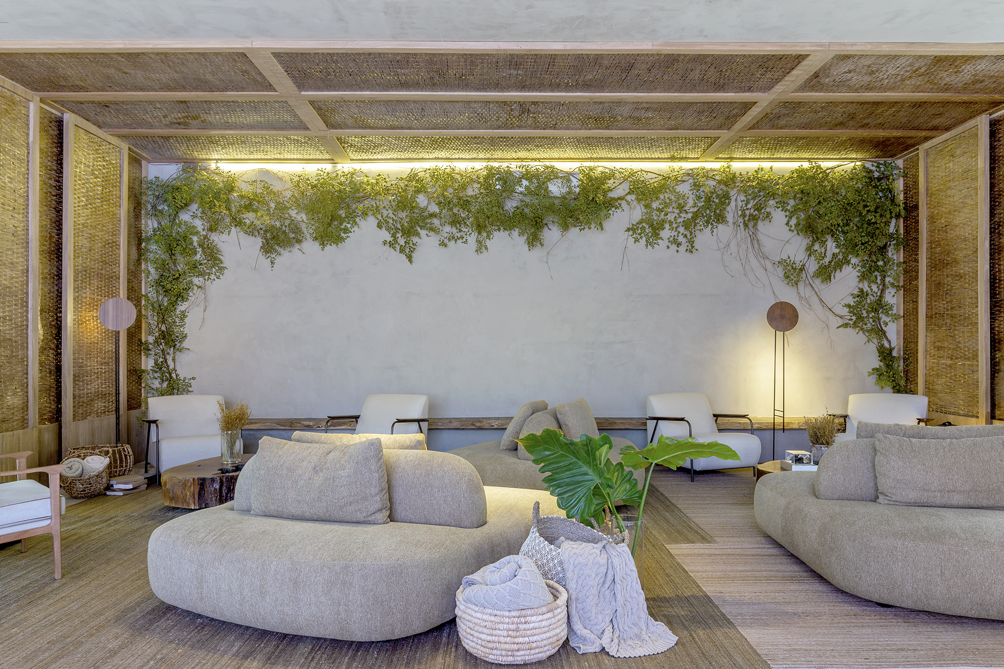 Liê Arquitetas - Lounge Brasal. A inspiração para a criação do espaço foi a natureza, que atua como parte integrante e ativa na qualificação, composição e decoração. A principal tendência do ambiente é o uso de materiais naturais, rústicos e feitos à mão. Ao mesmo tempo, o projeto tem a utilização de elementos high tech na iluminação, som, painéis de LED e no mobiliário produzido em alta tecnologia. Destaque para divisórias e tapetes feitos de palha trançada à mão, pedras naturais e irregulares e conceito de Wabi-sabi na decoração.