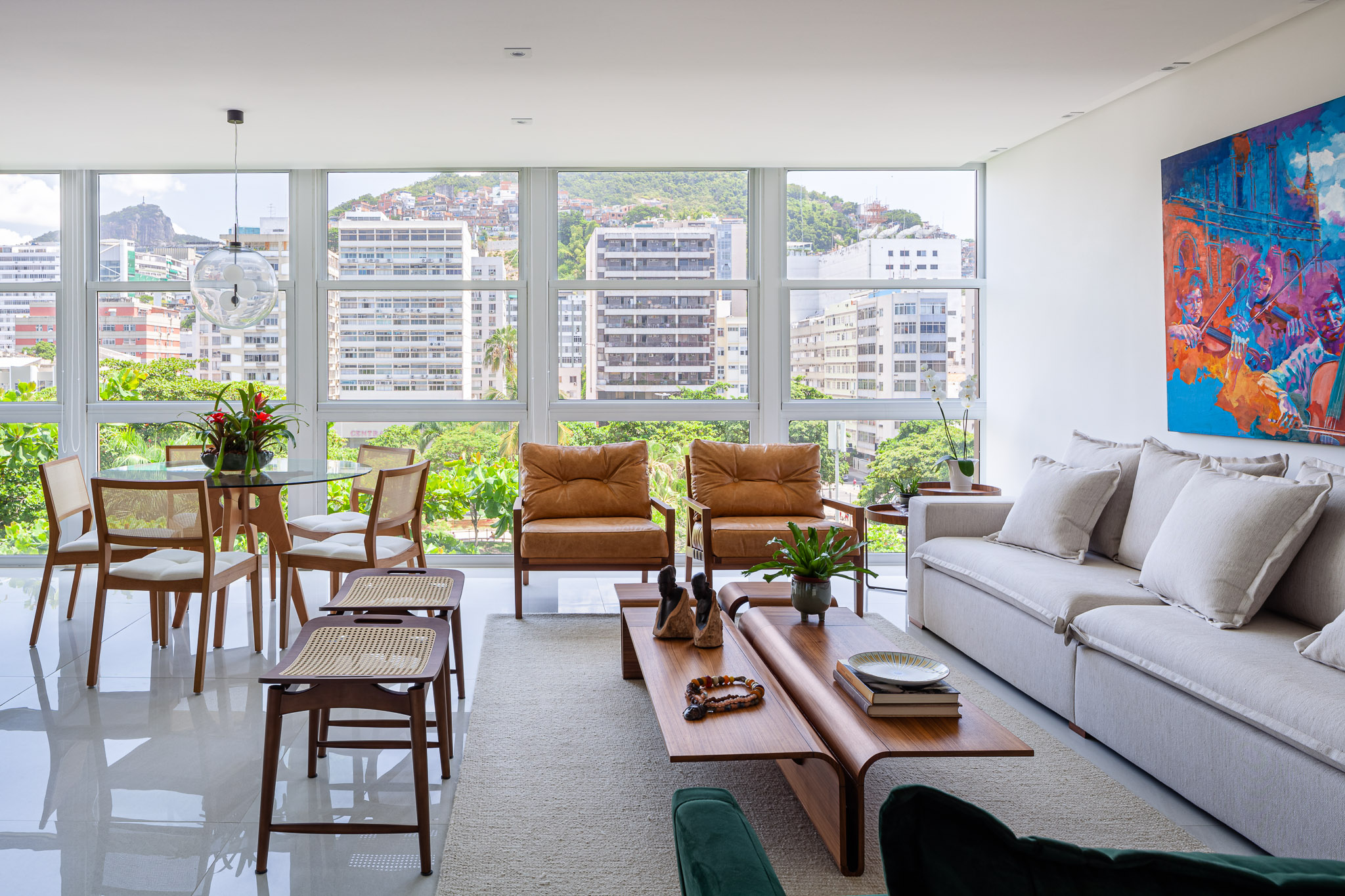 Apartamento Rio Janeiro área social integrada décor tons verde Vivian Reimers sala estar quadro sofa mesa poltrona tapete cadeira madeira